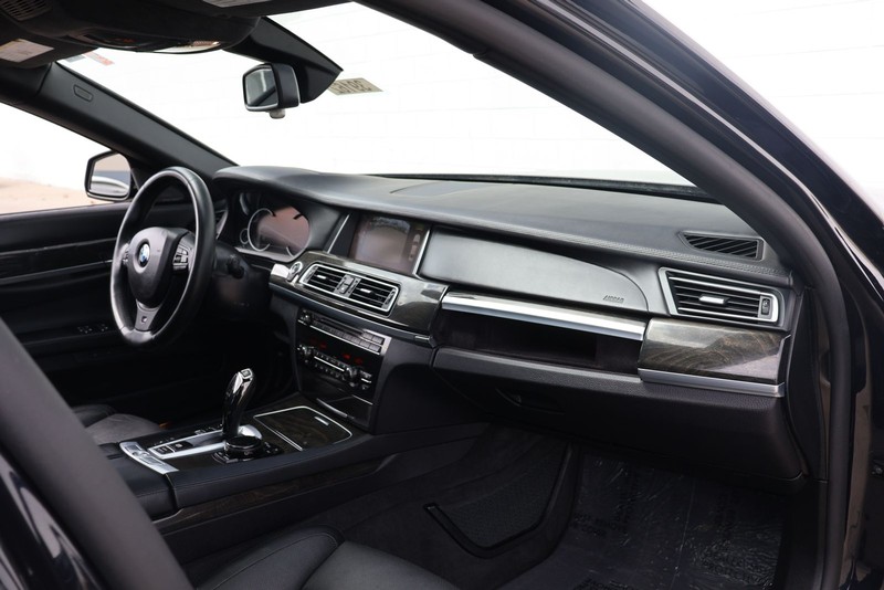 BMW 750i Vehicle Full-screen Gallery Image 19