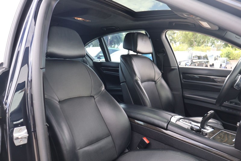 BMW 750i Vehicle Full-screen Gallery Image 20