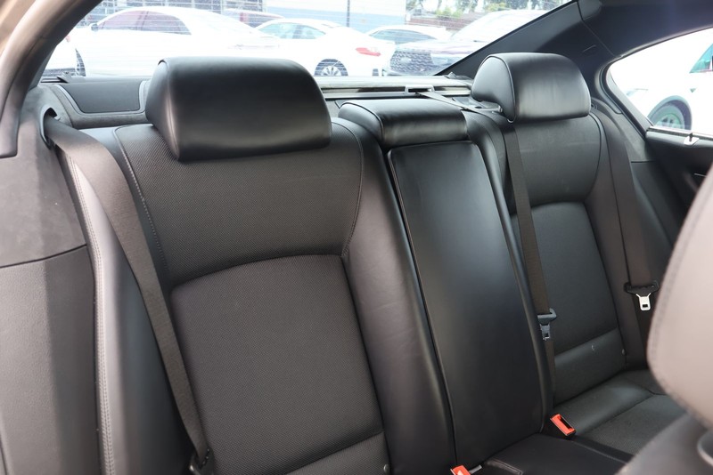 BMW 750i Vehicle Full-screen Gallery Image 21