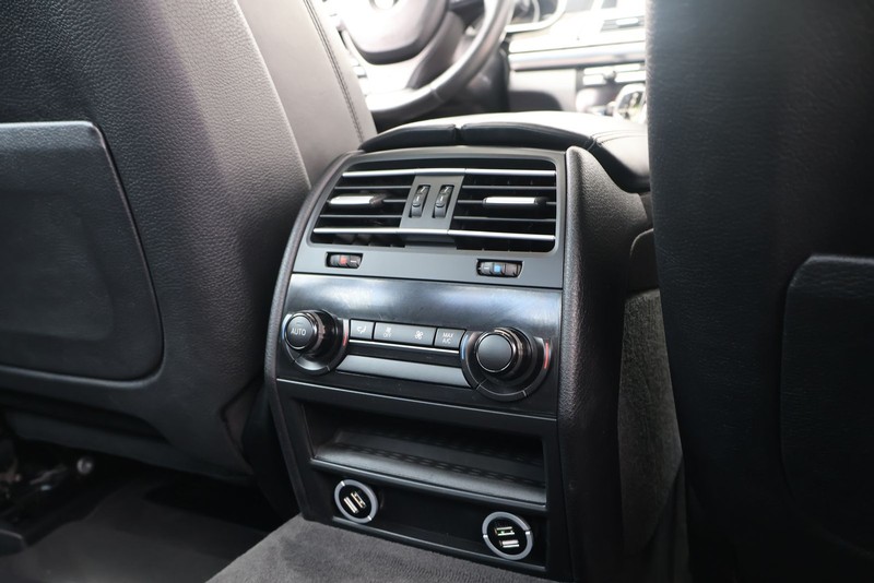 BMW 750i Vehicle Full-screen Gallery Image 22