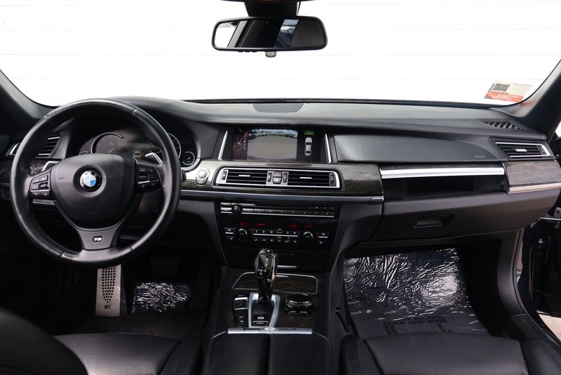 BMW 750i Vehicle Full-screen Gallery Image 23