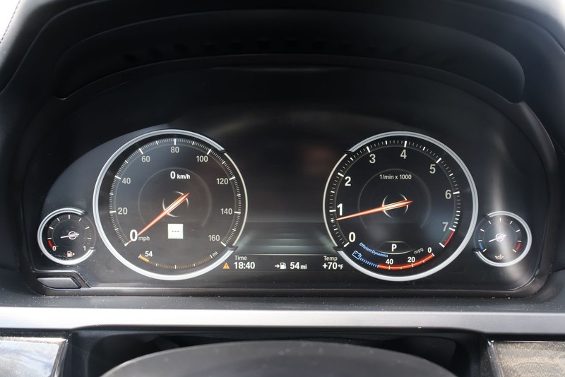 BMW 750i Vehicle Full-screen Gallery Image 24