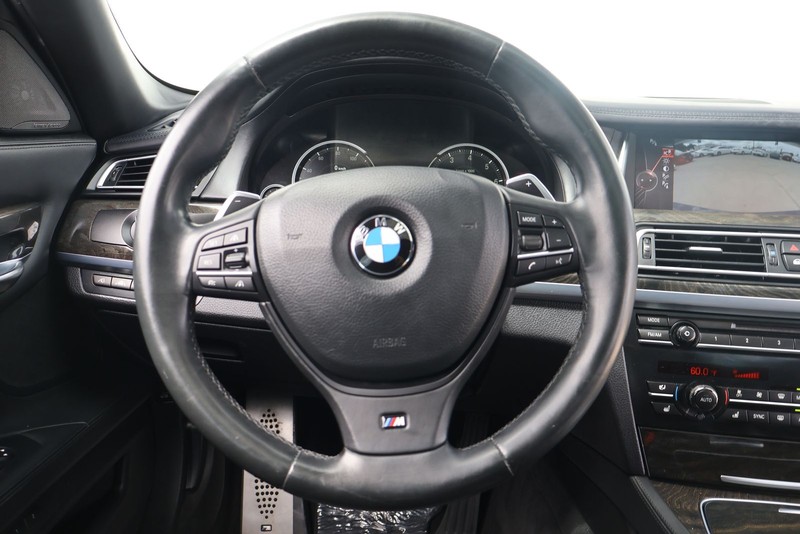 BMW 750i Vehicle Full-screen Gallery Image 25