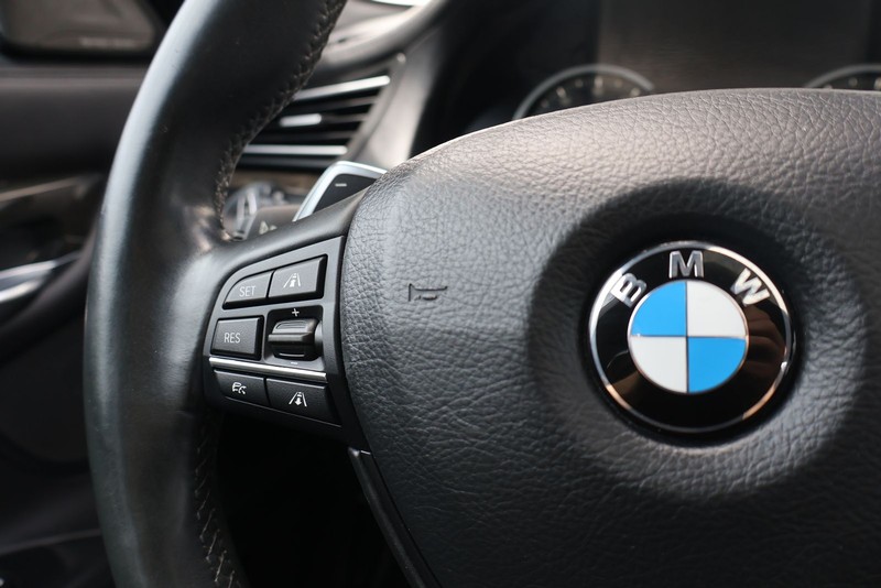 BMW 750i Vehicle Full-screen Gallery Image 26