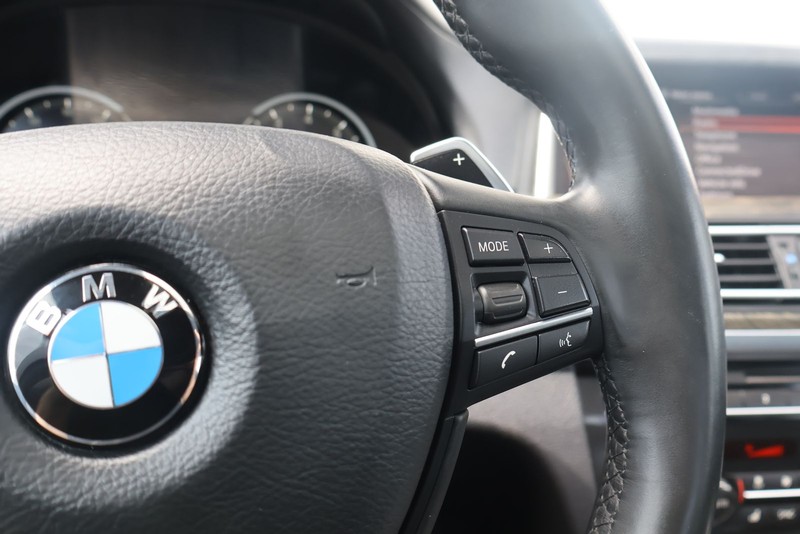 BMW 750i Vehicle Full-screen Gallery Image 27