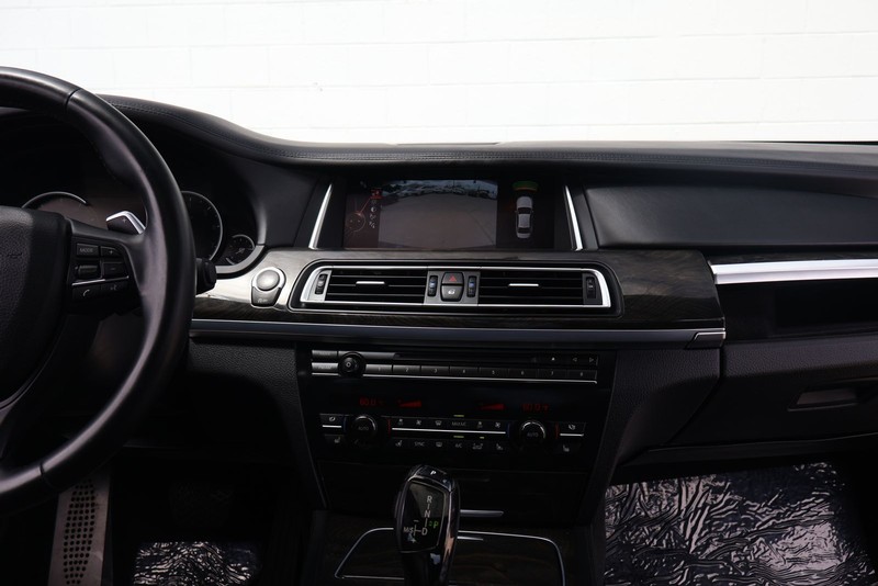 BMW 750i Vehicle Full-screen Gallery Image 28