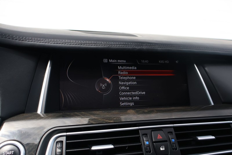 BMW 750i Vehicle Full-screen Gallery Image 29