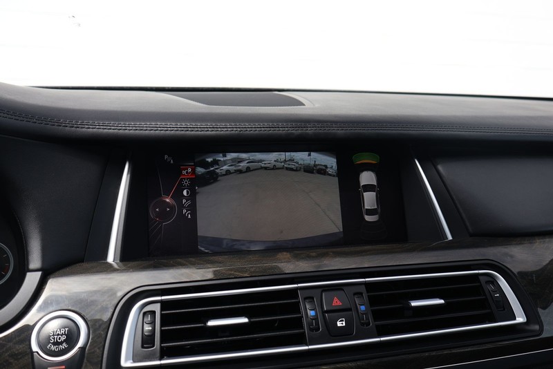 BMW 750i Vehicle Full-screen Gallery Image 30