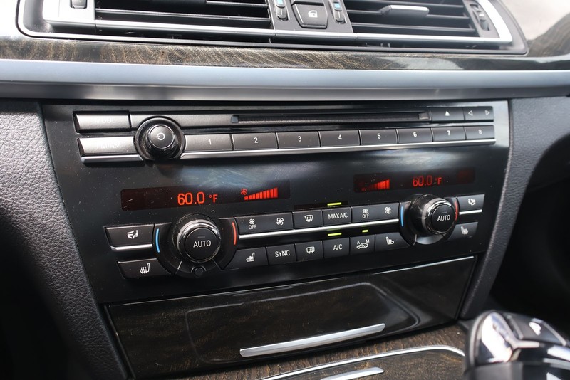 BMW 750i Vehicle Full-screen Gallery Image 31