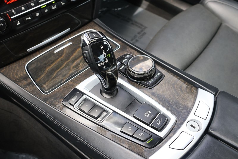 BMW 750i Vehicle Full-screen Gallery Image 32