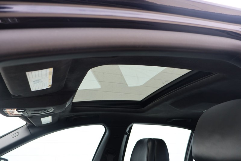 BMW 750i Vehicle Full-screen Gallery Image 33