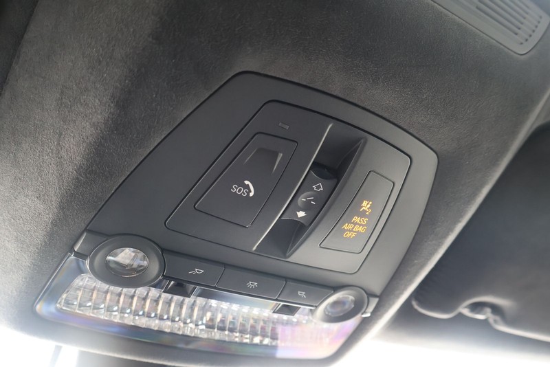 BMW 750i Vehicle Full-screen Gallery Image 34