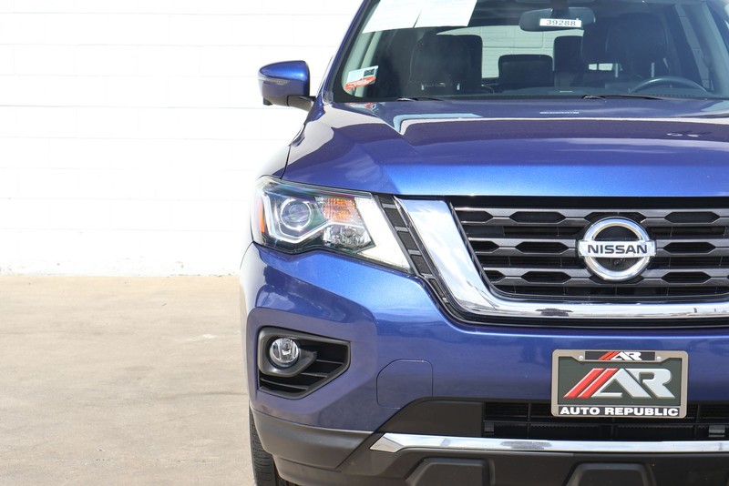 Nissan Pathfinder Vehicle Full-screen Gallery Image 03