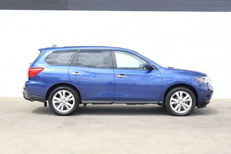 Nissan Pathfinder Vehicle Full-screen Gallery Image 04
