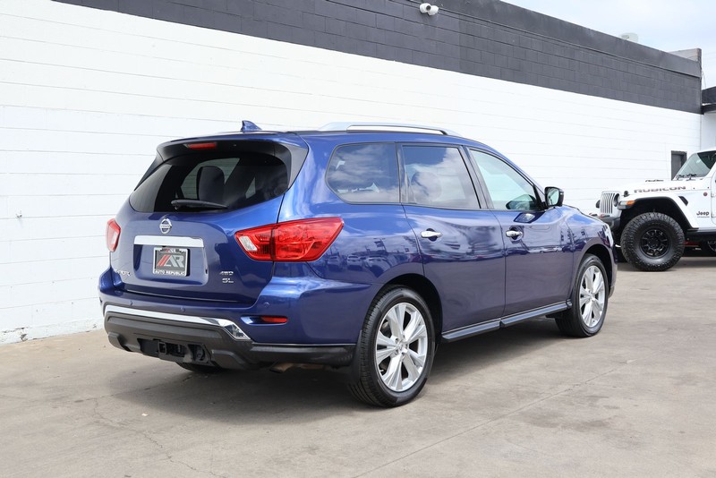Nissan Pathfinder Vehicle Full-screen Gallery Image 05