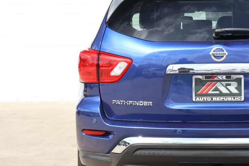 Nissan Pathfinder Vehicle Full-screen Gallery Image 07