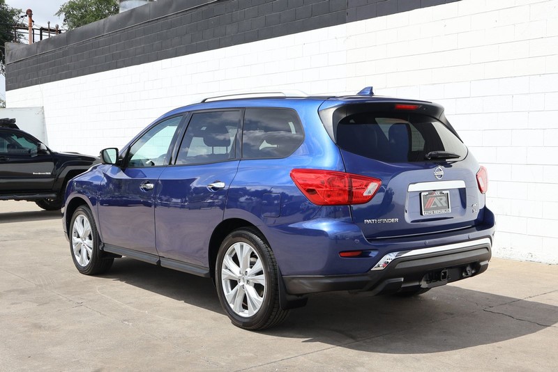 Nissan Pathfinder Vehicle Full-screen Gallery Image 10