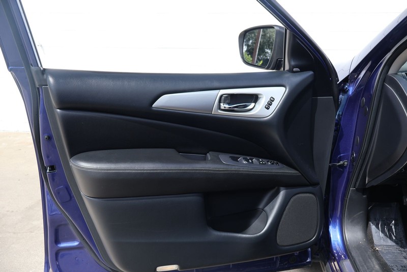 Nissan Pathfinder Vehicle Full-screen Gallery Image 15