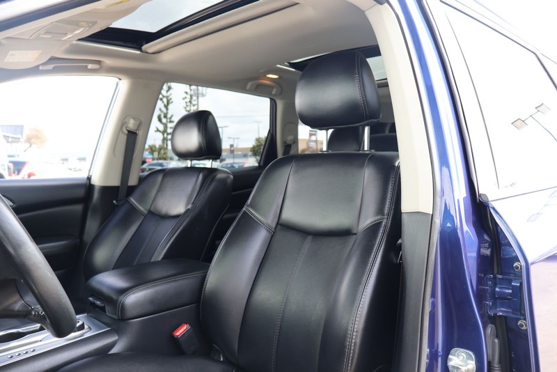 Nissan Pathfinder Vehicle Full-screen Gallery Image 17