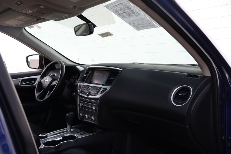 Nissan Pathfinder Vehicle Full-screen Gallery Image 19