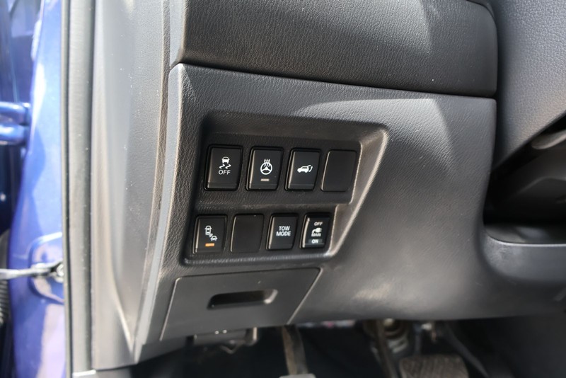 Nissan Pathfinder Vehicle Full-screen Gallery Image 33