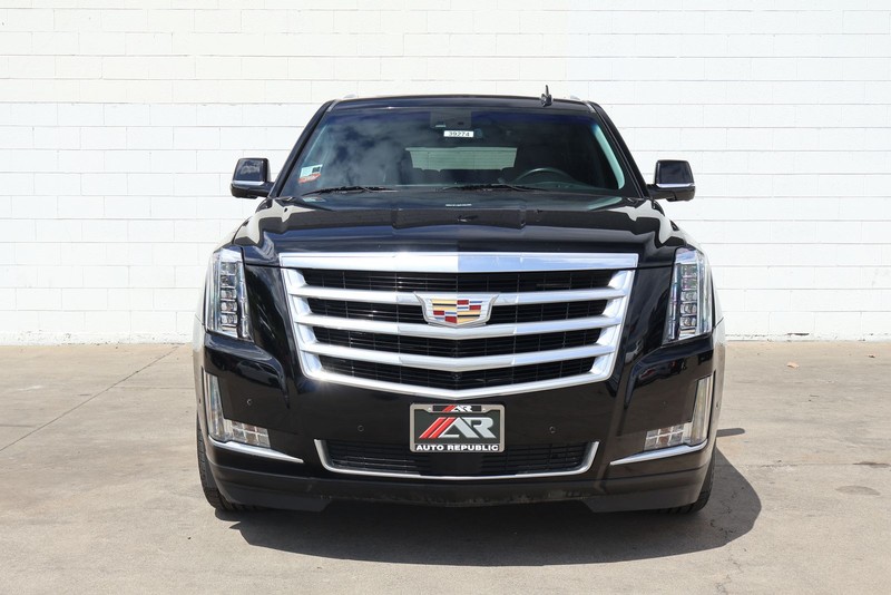 Cadillac Escalade ESV Vehicle Full-screen Gallery Image 02