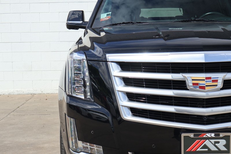 Cadillac Escalade ESV Vehicle Full-screen Gallery Image 03
