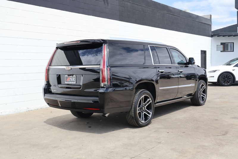 Cadillac Escalade ESV Vehicle Full-screen Gallery Image 05