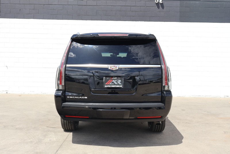 Cadillac Escalade ESV Vehicle Full-screen Gallery Image 06