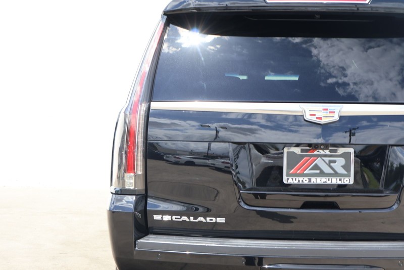 Cadillac Escalade ESV Vehicle Full-screen Gallery Image 07