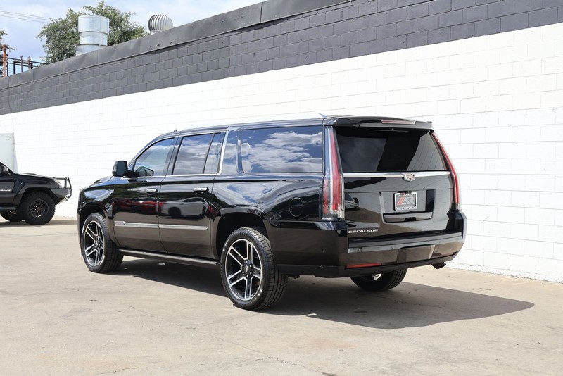 Cadillac Escalade ESV Vehicle Full-screen Gallery Image 09
