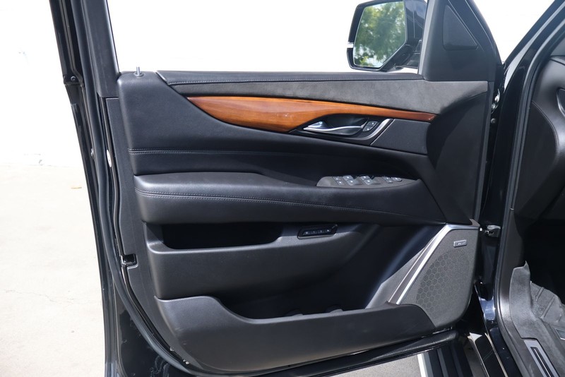 Cadillac Escalade ESV Vehicle Full-screen Gallery Image 14