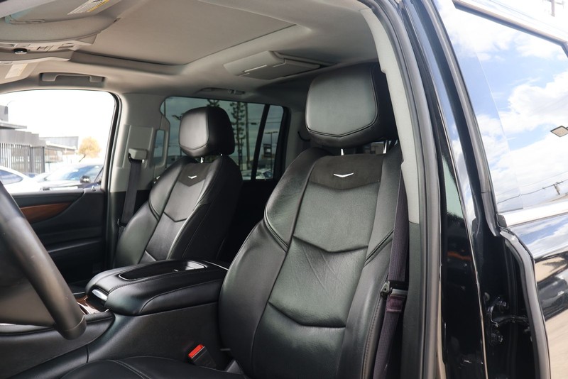 Cadillac Escalade ESV Vehicle Full-screen Gallery Image 16