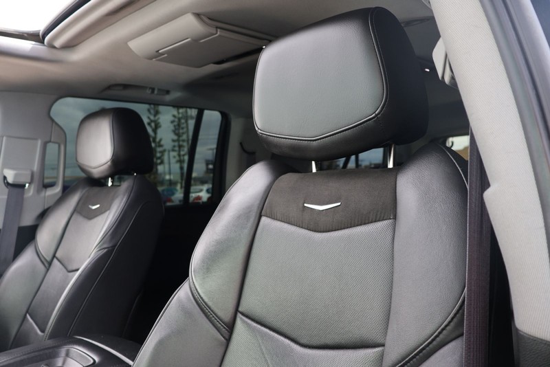 Cadillac Escalade ESV Vehicle Full-screen Gallery Image 17
