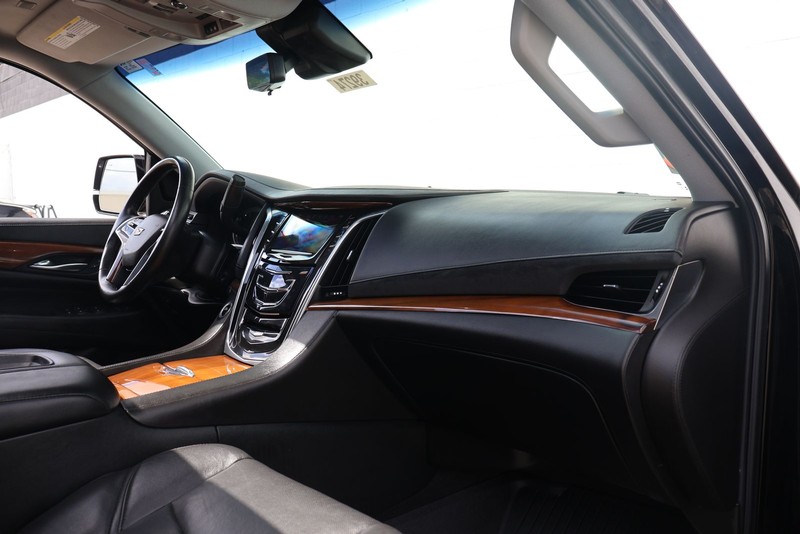 Cadillac Escalade ESV Vehicle Full-screen Gallery Image 18
