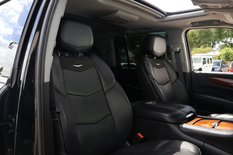 Cadillac Escalade ESV Vehicle Full-screen Gallery Image 19