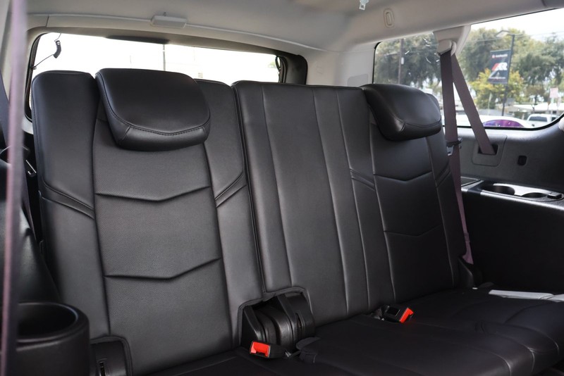 Cadillac Escalade ESV Vehicle Full-screen Gallery Image 21