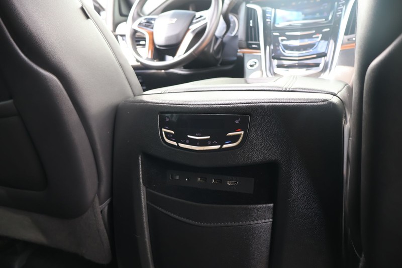 Cadillac Escalade ESV Vehicle Full-screen Gallery Image 22