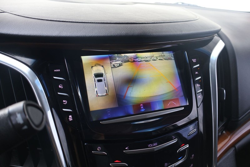 Cadillac Escalade ESV Vehicle Full-screen Gallery Image 30