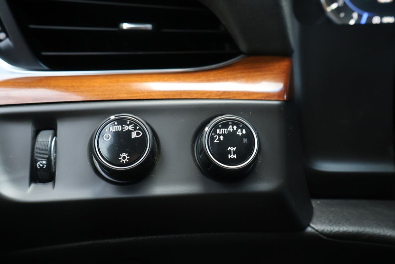 Cadillac Escalade ESV Vehicle Full-screen Gallery Image 32