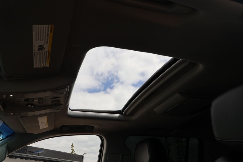 Cadillac Escalade ESV Vehicle Full-screen Gallery Image 35
