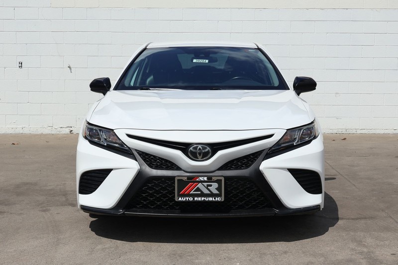 Toyota Camry Vehicle Full-screen Gallery Image 02