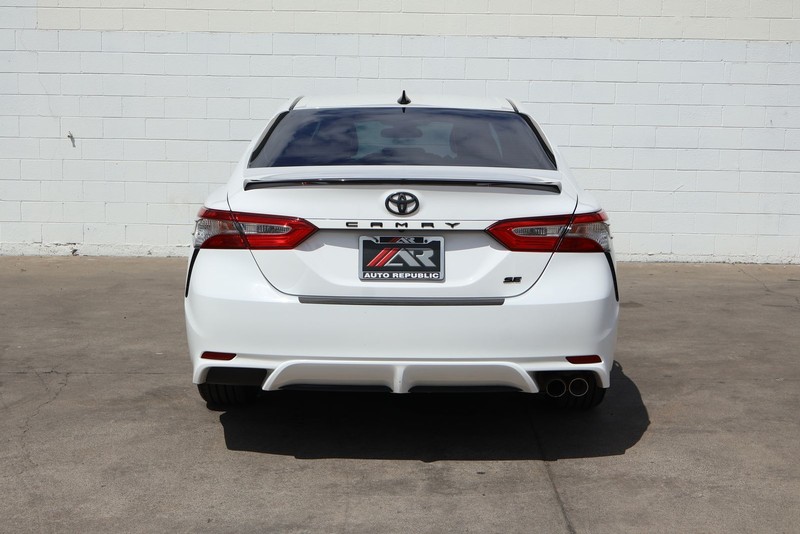 Toyota Camry Vehicle Full-screen Gallery Image 06