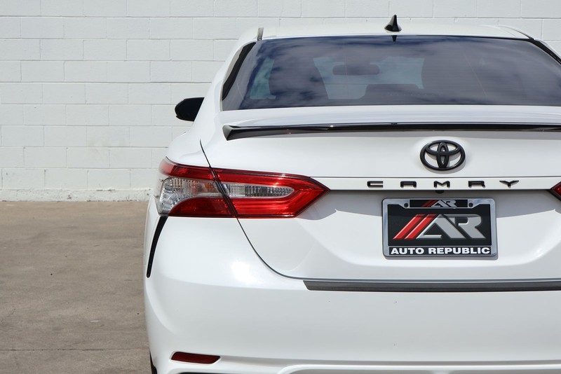 Toyota Camry Vehicle Full-screen Gallery Image 07