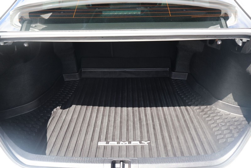 Toyota Camry Vehicle Full-screen Gallery Image 08