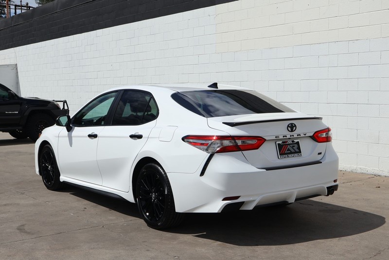 Toyota Camry Vehicle Full-screen Gallery Image 09