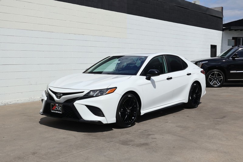 Toyota Camry Vehicle Full-screen Gallery Image 11