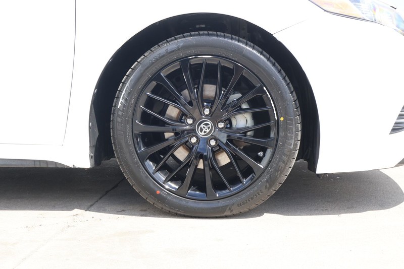 Toyota Camry Vehicle Full-screen Gallery Image 13