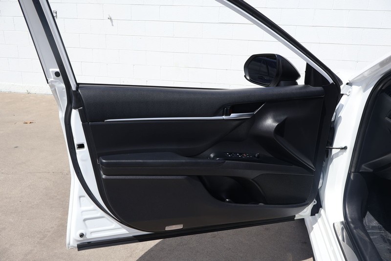 Toyota Camry Vehicle Full-screen Gallery Image 14