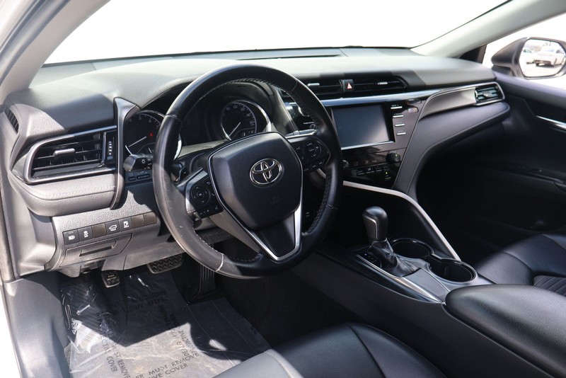 Toyota Camry Vehicle Full-screen Gallery Image 15